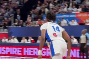 太猛了！女篮世界杯预选赛 法国女篮马隆加单臂劈扣！二运嫌疑？