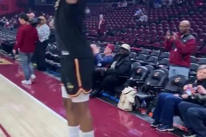 有点风骚！哈登这个腿交叉投篮有什么说法吗？