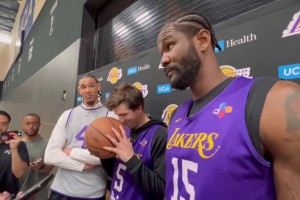 笑死！艾顿嫌记者问题太长记不住 里夫斯海斯不禁捧腹大笑🤣